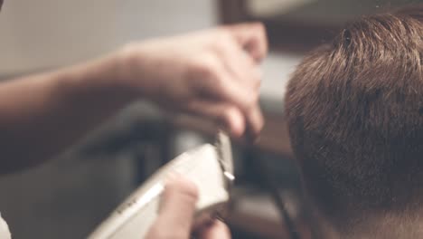 Männlicher-Friseur,-Der-Haare-Schneidet.-Männerhaarschnitt.-Männerhaarpflege.-Haare-Schneiden